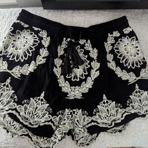 Solitaire High-Waist Black Shorts with Cream Embroidery